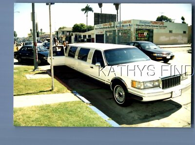 #ad FOUND COLOR PHOTO N7225 PEOPLE GETTING INTO LIMO $3.98