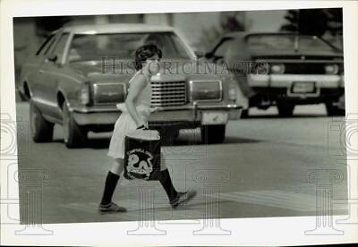 #ad #ad 1979 Press Photo Jodi Leger crosses Campbell Drive Elementary#x27;s pedestrian lane $15.88