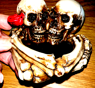 #ad Valentine Double Skull Ashtray quot;NEW#x27; in Original Box $25.99